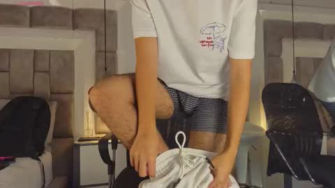 Snapshot of austinreeds chatting on 03.25.26 austinreeds online show from 03.25.26