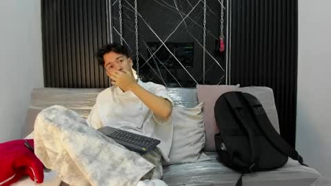 Snapshot of austinreeds chatting on 04.11.26 austinreeds online show from 04.11.26