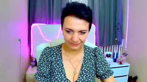 Snapshot of avasaturnian chatting on 09.14.25 avasaturnian online show from 09.14.25