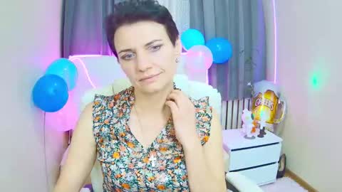 Snapshot of avasaturnian chatting on 09.17.25 avasaturnian online show from 09.17.25