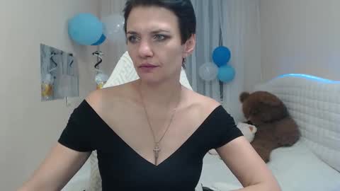Snapshot of avasaturnian chatting on 09.29.25 avasaturnian online show from 09.29.25