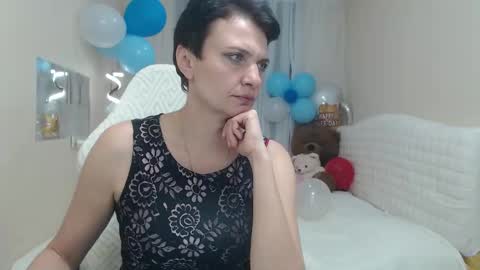 Snapshot of avasaturnian chatting on 10.06.25 avasaturnian online show from 10.06.25