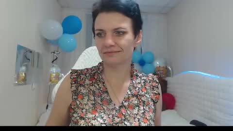 Snapshot of avasaturnian chatting on 10.08.25 avasaturnian online show from 10.08.25