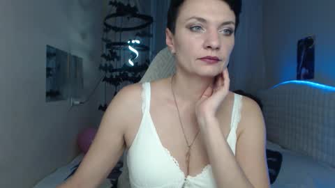 Snapshot of avasaturnian chatting on 10.11.25 avasaturnian online show from 10.11.25