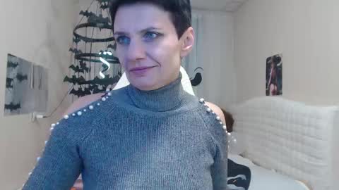 Snapshot of avasaturnian chatting on 10.13.25 avasaturnian online show from 10.13.25
