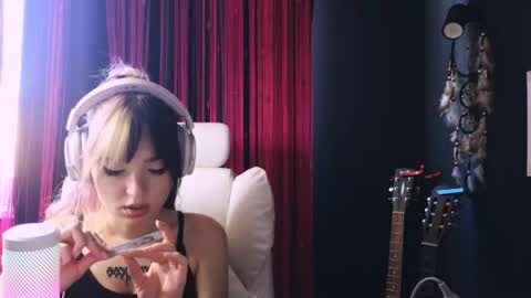 Snapshot of avi_nile chatting on 06.04.26 Avriel online show from 06.04.26