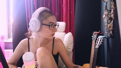 Snapshot of avi_nile chatting on 06.11.26 Avriel online show from 06.11.26