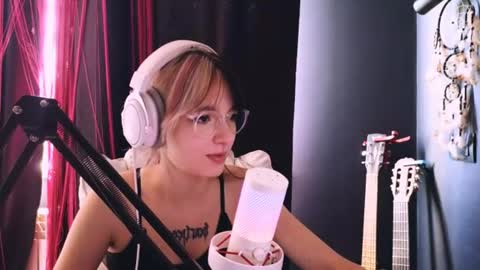 Snapshot of avi_nile chatting on 08.01.26 Avriel online show from 08.01.26