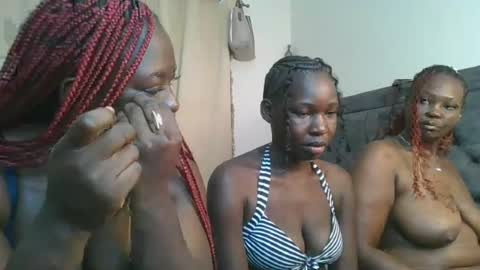 Snapshot of avian_babe1 chatting on 06.25.26 avian_babe1 online show from 06.25.26