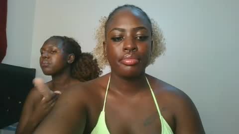 Snapshot of avian_babe1 chatting on 07.26.26 avian_babe1 online show from 07.26.26