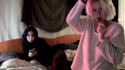 Snapshot of avny_loki chatting on 10.11.25 Avny online show from 10.11.25