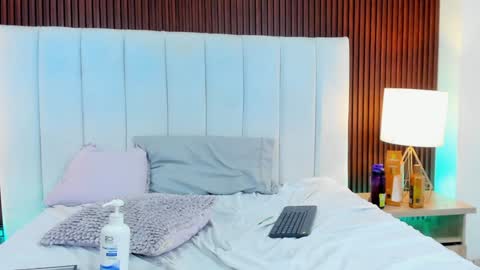 Snapshot of avril_evansgb chatting on 01.24.25 Javier y Lorena online show from 01.24.25