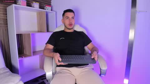 axel_grey_ online show from 10.18.25