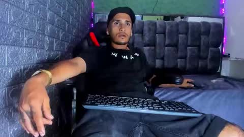 Snapshot of axell_cross2 chatting on 10.20.25 Axell Cross2 online show from 10.20.25