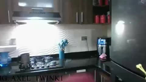 Axel  online show from 10.18.25