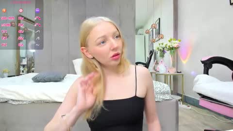 Snapshot of ayaye_ chatting on 11.24.25 SundyRose online show from 11.24.25