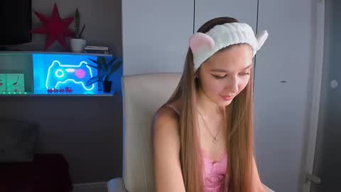 Snapshot of azeliaclark chatting on 01.06.25 Sofia online show from 01.06.25