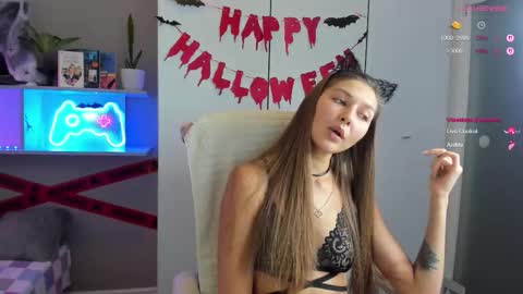 Snapshot of azeliaclark chatting on 10.23.25 Sofia online show from 10.23.25