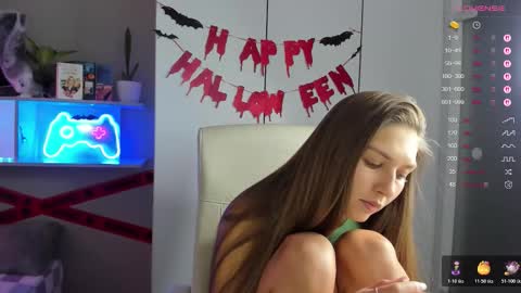 Snapshot of azeliaclark chatting on 10.28.25 Sofia online show from 10.28.25