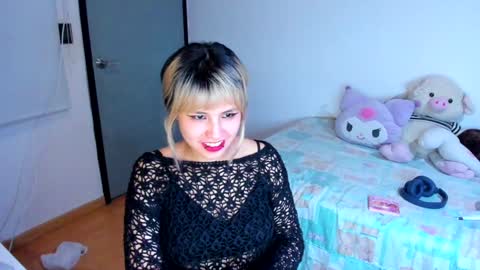 Snapshot of azu_moure chatting on 12.11.24 Azu Moure online show from 12.11.24