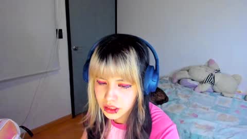 Snapshot of azu_moure chatting on 12.17.24 Azu Moure online show from 12.17.24