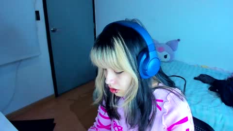 Snapshot of azu_moure chatting on 12.27.24 Azu Moure online show from 12.27.24