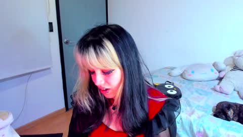 Snapshot of azu_moure chatting on 12.30.24 Azu Moure online show from 12.30.24