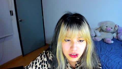 Snapshot of azu_moure chatting on 01.04.25 Azu Moure online show from 01.04.25