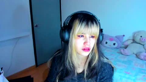 Snapshot of azu_moure chatting on 01.13.25 Azu Moure online show from 01.13.25