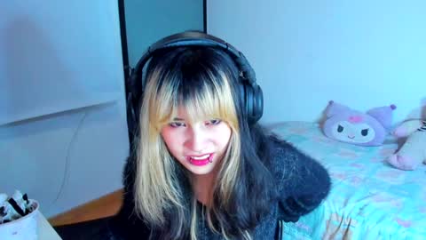 Snapshot of azu_moure chatting on 01.13.25 Azu Moure online show from 01.13.25