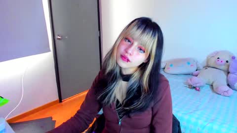 Snapshot of azu_moure chatting on 01.18.25 Azu Moure online show from 01.18.25