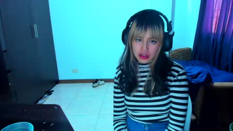 Snapshot of azu_moure chatting on 01.19.25 Azu Moure online show from 01.19.25