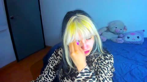 Snapshot of azu_moure chatting on 02.07.25 Azu Moure online show from 02.07.25
