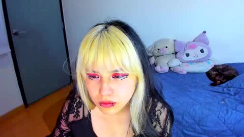 Snapshot of azu_moure chatting on 02.18.25 Azu Moure online show from 02.18.25