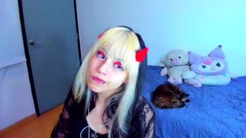 Snapshot of azu_moure chatting on 02.18.25 Azu Moure online show from 02.18.25