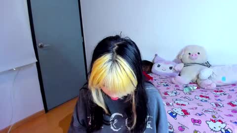 Snapshot of azu_moure chatting on 02.25.25 Azu Moure online show from 02.25.25