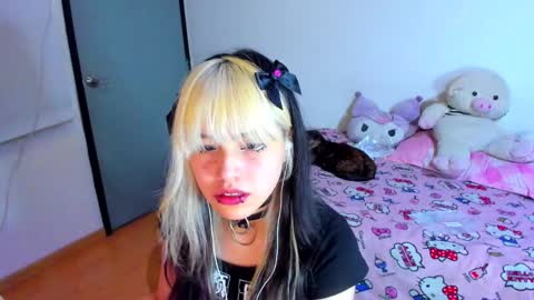 Snapshot of azu_moure chatting on 03.01.25 Azu Moure online show from 03.01.25