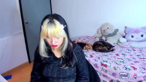 Snapshot of azu_moure chatting on 03.11.25 Azu Moure online show from 03.11.25