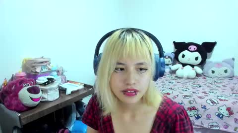 Snapshot of azu_moure chatting on 09.12.25 Azu Moure online show from 09.12.25