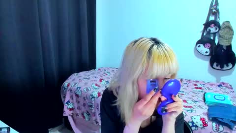 Azu Moure online show from 11.30.25