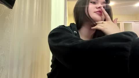 Snapshot of azzieyerbich chatting on 04.17.26 Elara online show from 04.17.26