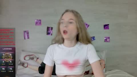 Snapshot of b4by_emilia chatting on 09.17.25 b4by_emilia online show from 09.17.25