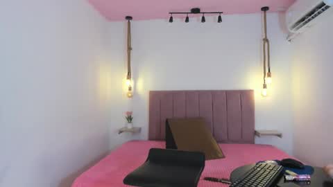 Snapshot of babybrown__ chatting on 11.26.25 babybrown__ online show from 11.26.25