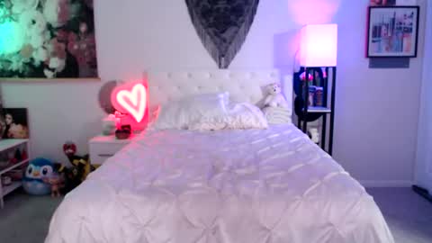 Snapshot of babyempathy chatting on 11.18.25 akira online show from 11.18.25