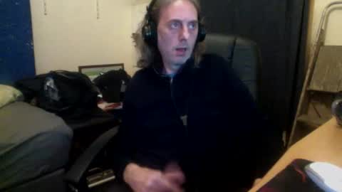 Snapshot of bangintoleather chatting on 09.18.25 bangintoleather online show from 09.18.25