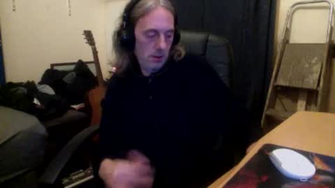 Snapshot of bangintoleather chatting on 10.18.25 bangintoleather online show from 10.18.25