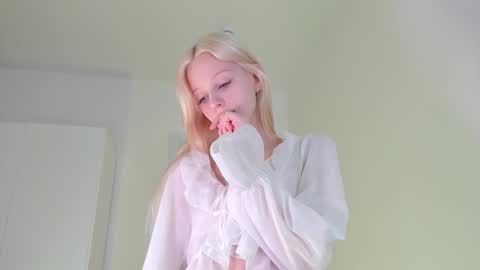 Snapshot of barbie_bella07 chatting on 11.21.25 Bella online show from 11.21.25