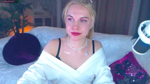 Snapshot of barbie_kiss1 chatting on 11.18.25 barbie online show from 11.18.25