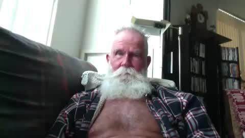 Snapshot of beardbushy chatting on 09.26.25 beardbushy online show from 09.26.25