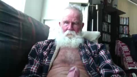 Snapshot of beardbushy chatting on 12.14.25 beardbushy online show from 12.14.25